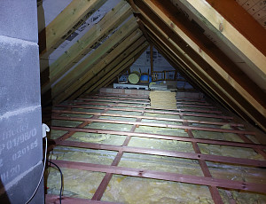 Zateplení stropu rodinného domu pomocí foukané izolace